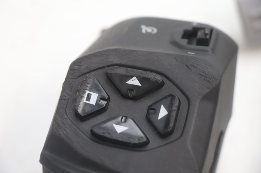 photo de LEFT SWITCH PIAGGIO MP3 HPE 530 (2022 - 2026) - Zoom on usage condition