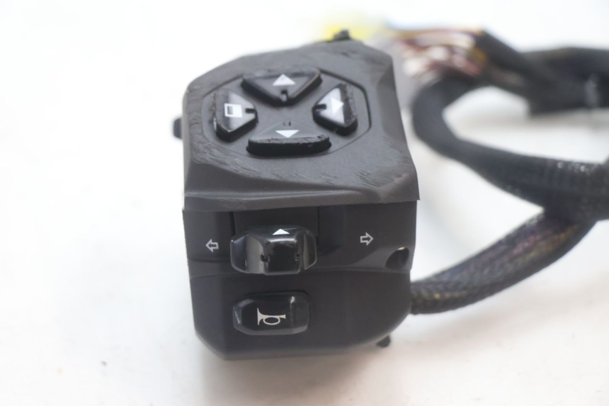 photo de LEFT SWITCH PIAGGIO MP3 HPE 530 (2022 - 2026) - Technical close-up
