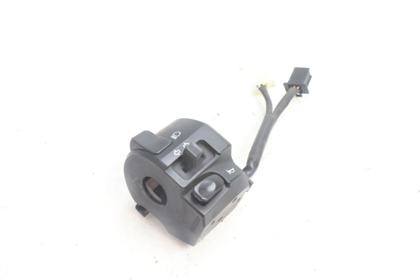 photo de LEFT SWITCH YAMAHA N-MAX NMAX 125 (2021 - 2024) - Zoom on usage condition