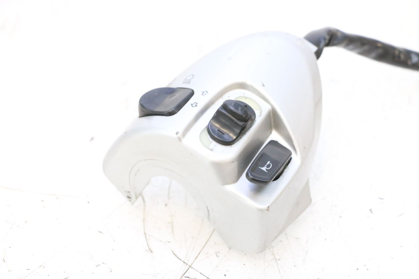 photo de LEFT HANDLEBAR SWITCH YAMAHA NEOS NEO'S 4T 50 (2008 - 2016) - Zoom on usage condition