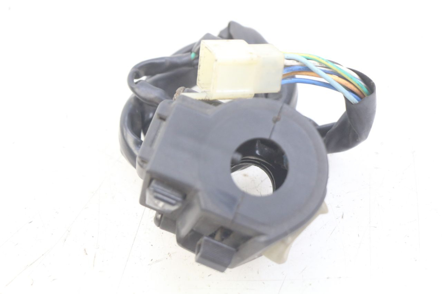 photo de LEFT HANDLEBAR SWITCH SELECT UP OCTALIS 125 (2007 - 2012) - Zoom on usage condition