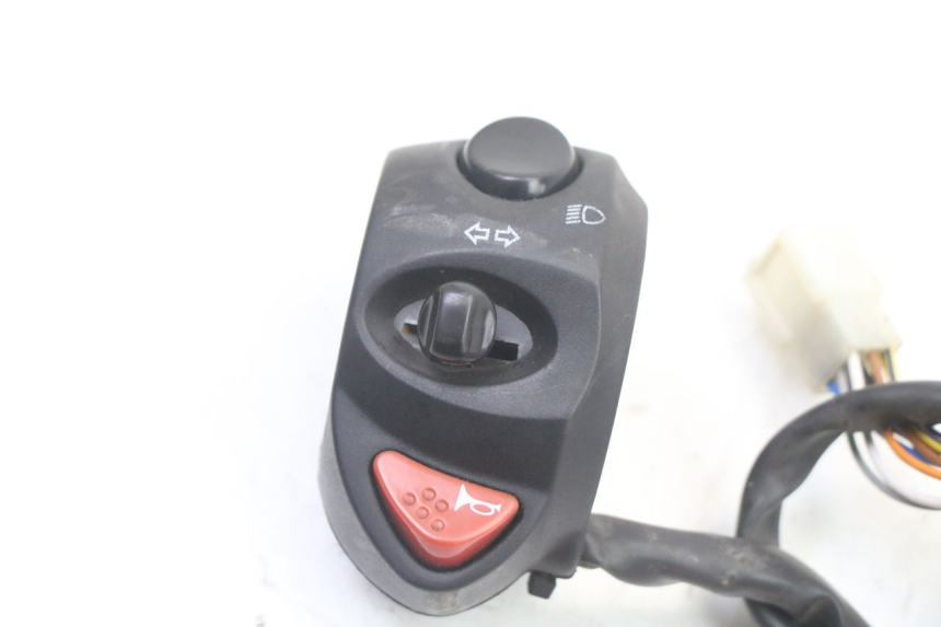 photo de LEFT HANDLEBAR SWITCH PEUGEOT CITYSTAR 2T 50 (2018 - 2021) - Zoom on usage condition