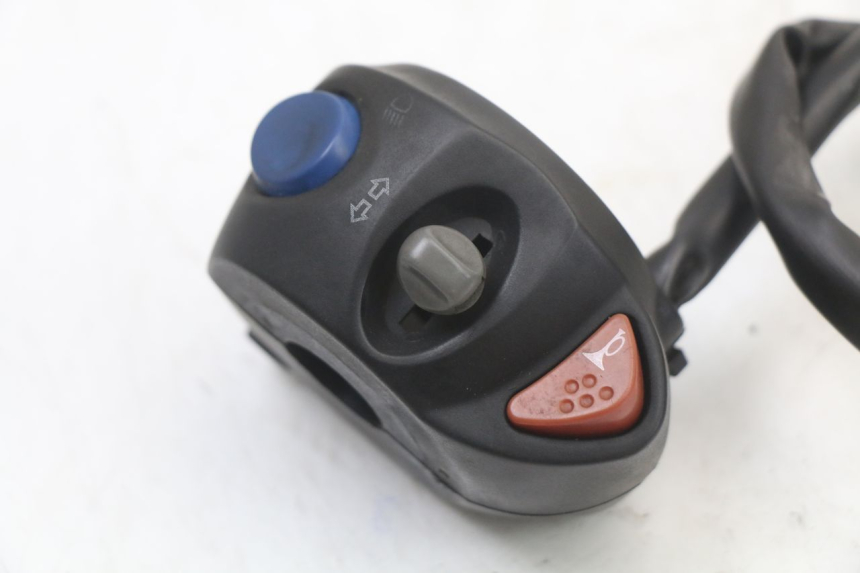 photo de LEFT HANDLEBAR SWITCH PEUGEOT ELYSTAR 50 (2002 - 2014) - Zoom on usage condition