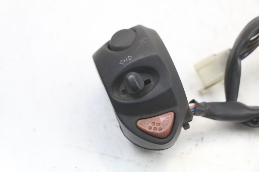 photo de LEFT HANDLEBAR SWITCH PEUGEOT SATELIS 125 (2010 - 2012) - Zoom on usage condition