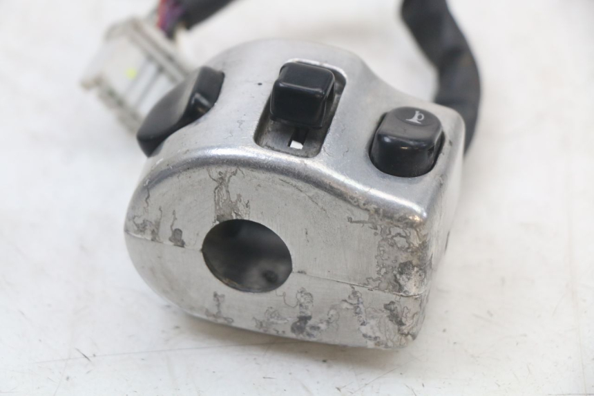 photo de LEFT SWITCH PIAGGIO BEVERLY 125 (1998 - 2005) - Technical close-up