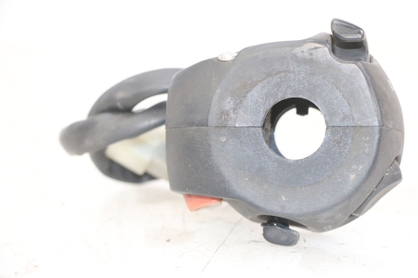 photo de LEFT SWITCH PEUGEOT SATELIS 125 (2013 - 2018) - Zoom on usage condition