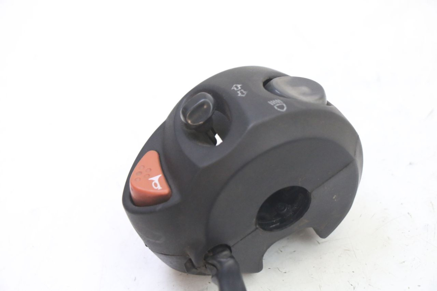 photo de LEFT SWITCH PEUGEOT SATELIS 125 (2013 - 2018) - Zoom on usage condition