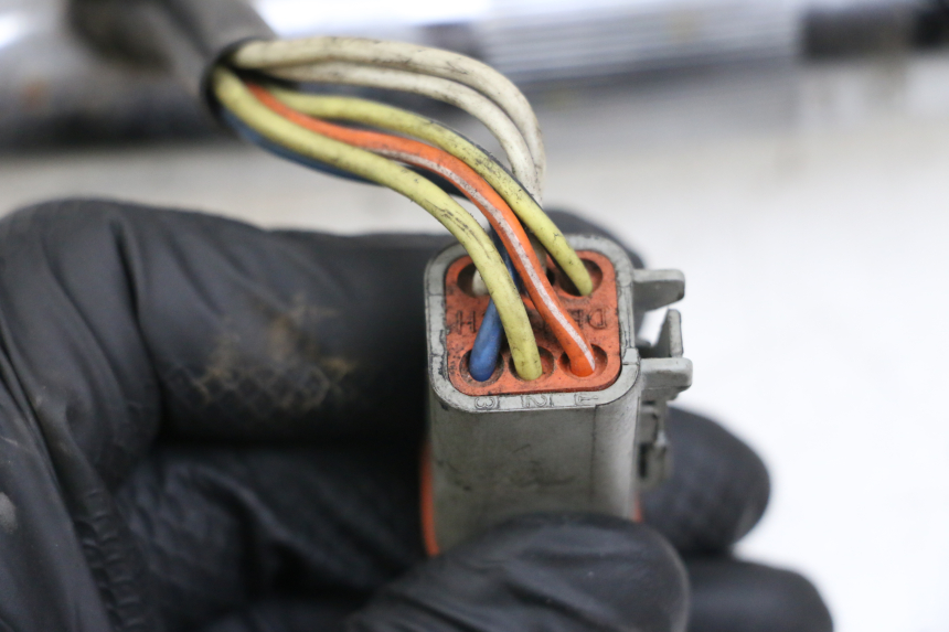 photo de LEFT SWITCH HARLEY DAVIDSON SPORTSTER XL CUSTOM 1200 (2003 - 2004) - High-resolution close-up