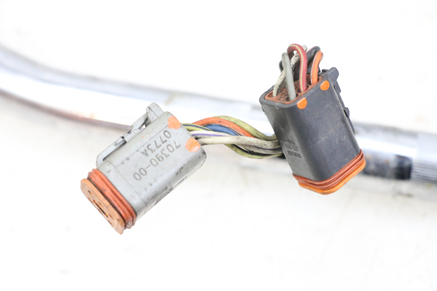 photo de LEFT SWITCH HARLEY DAVIDSON SPORTSTER XL CUSTOM 1200 (2003 - 2004) - Surface and material condition