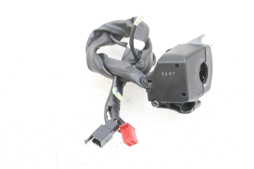 photo de LEFT SWITCH YAMAHA TRICITY 300 (2020 - 2024) - Zoom on usage condition