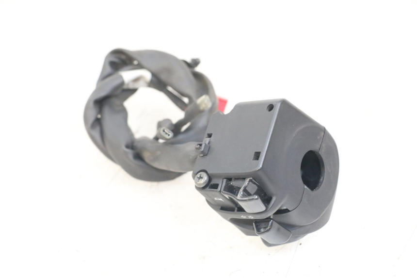 photo de LEFT HANDLEBAR SWITCH YAMAHA XMAX X-MAX ABS 125 (2017 - 2020) - Zoom on usage condition