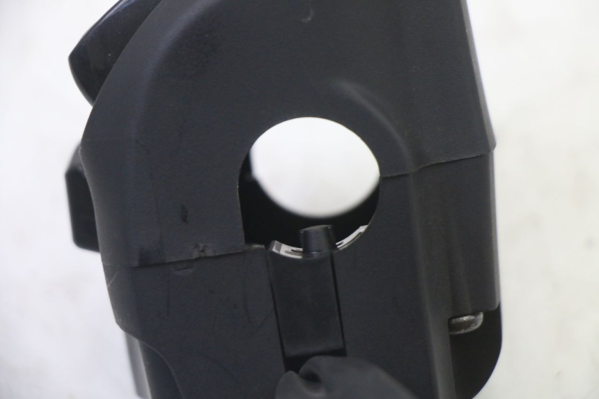 photo de LEFT SWITCH YAMAHA XMAX X-MAX 125 (2021 - 2025) - Fixing points details