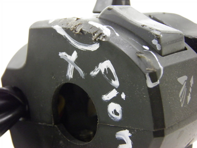 photo de LEFT SWITCH YAMAHA FJR 1300 (2004 - 2005) - Surface and material condition