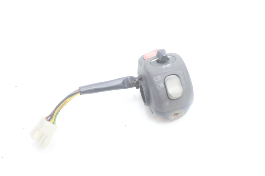 photo de LEFT HANDLEBAR SWITCH YAMAHA YP MAJESTY 125 (2002 - 2006) - Zoom on usage condition