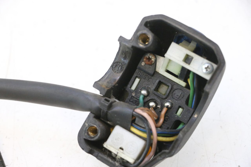 photo de LEFT HANDLEBAR SWITCH YAMAHA YP MAJESTY 125 (1998 - 2001) - Alternative perspective