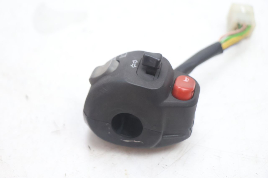 photo de LEFT HANDLEBAR SWITCH YAMAHA YP MAJESTY 125 (2002 - 2006) - Zoom on usage condition