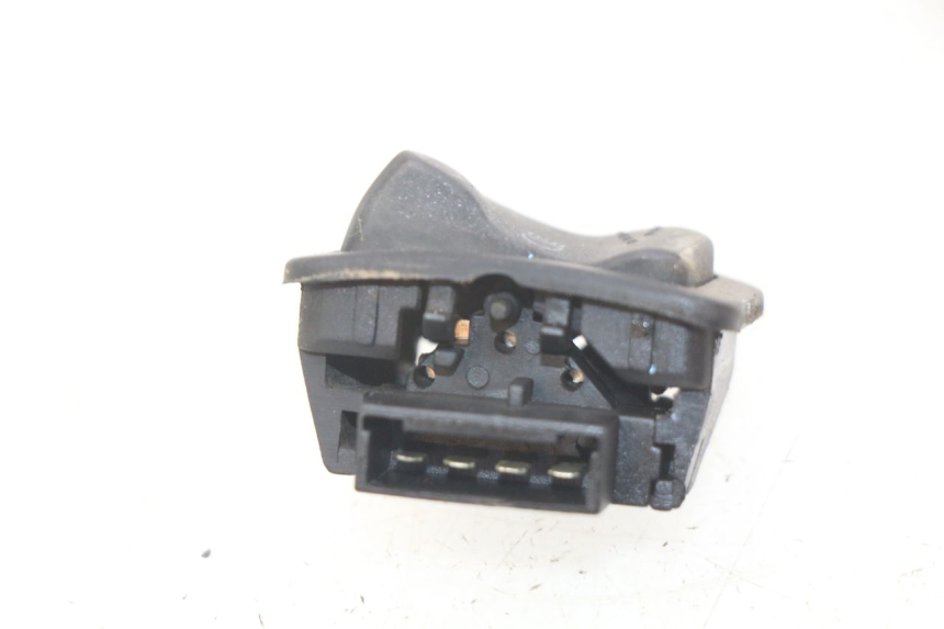 photo de HEADLIGHT HIGH BEAM SWITCH PIAGGIO FLY 100 (2006 - 2010) - Zoom on usage condition