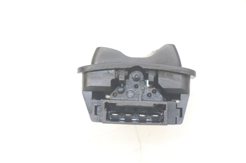 photo de HEADLIGHT HIGH BEAM SWITCH PIAGGIO LIBERTY 4T 50 (2004 - 2008) - Zoom on usage condition