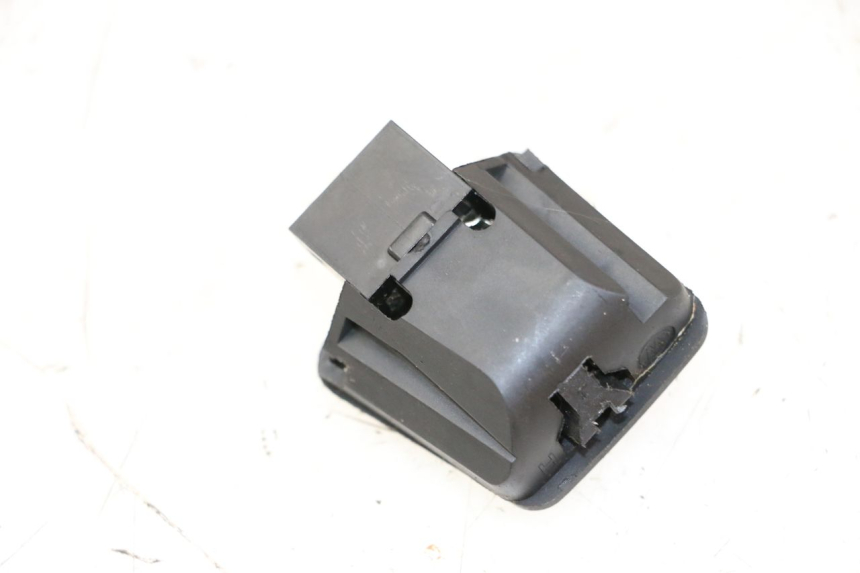 photo de HEADLIGHT SWITCH LONGJIA SHARPY 125 (2020 - 2024) - Zoom on usage condition