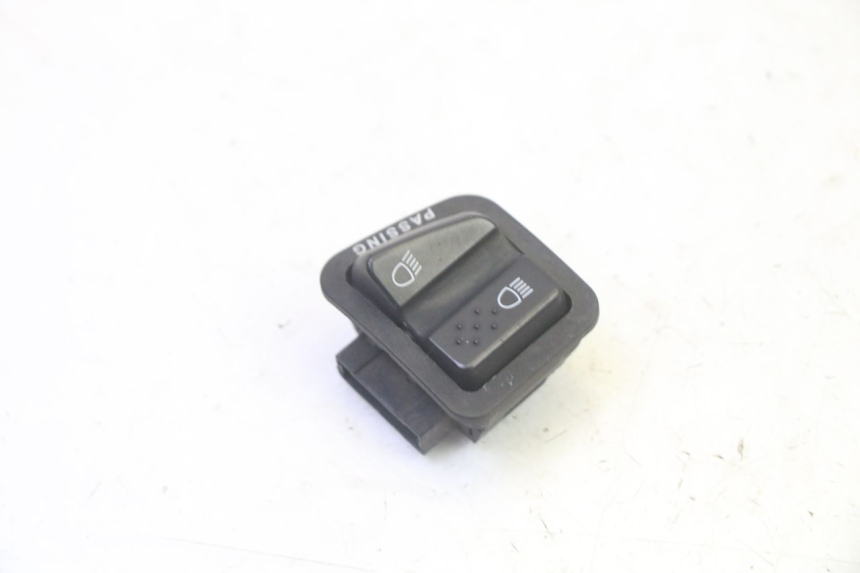 photo de HEADLIGHT HIGH BEAM SWITCH PIAGGIO MP3 RL 250 (2006 - 2010) - Component detail