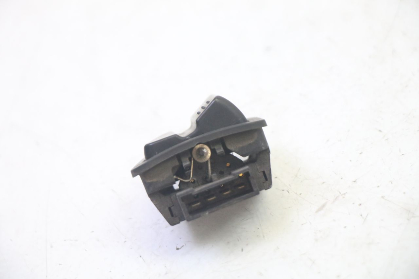 photo de HEADLIGHT HIGH BEAM SWITCH PIAGGIO MP3 RL 250 (2006 - 2010) - Zoom on usage condition