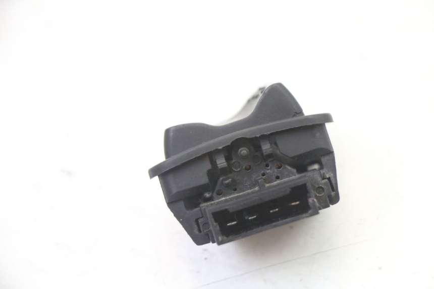 photo de HEADLIGHT HIGH BEAM SWITCH PIAGGIO NEW TYPHOON 50 (2018 - 2021) - Zoom on usage condition