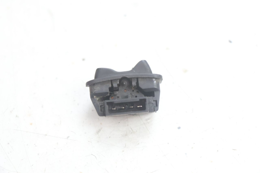 photo de HEADLIGHT HIGH BEAM SWITCH PIAGGIO NEW TYPHOON 50 (2018 - 2021) - Zoom on usage condition