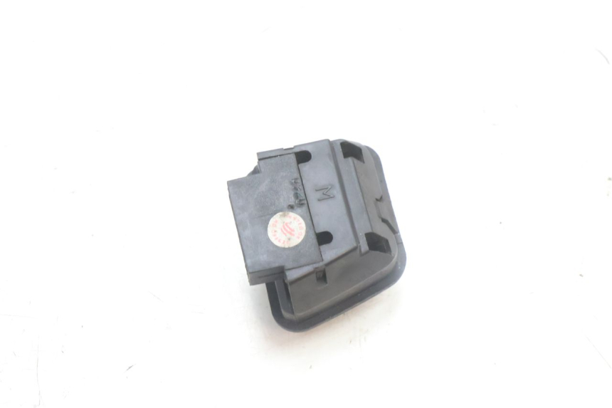 photo de HEADLIGHT HIGH BEAM SWITCH PIAGGIO NEW TYPHOON 50 (2018 - 2021) - Zoom on usage condition