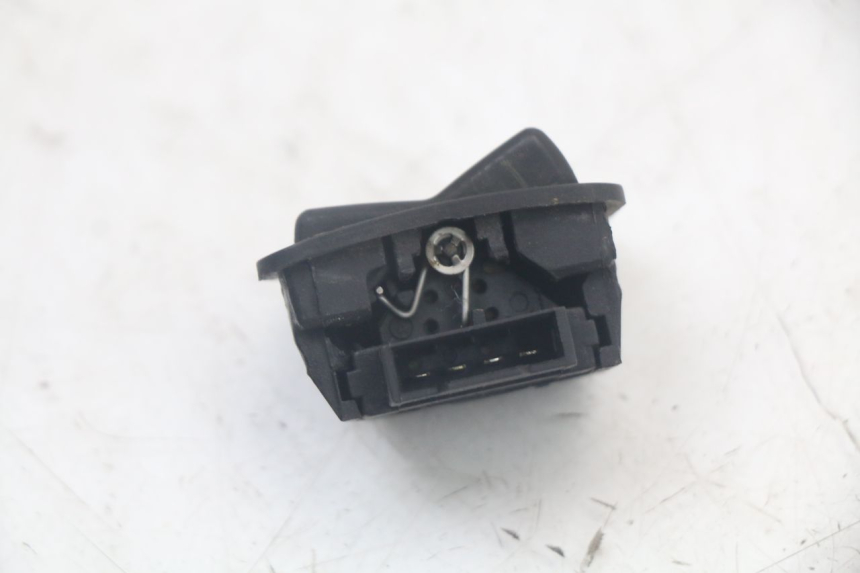 photo de HEADLIGHT HIGH BEAM SWITCH SYM ORBIT III 3 4T 50 (2018 - 2021) - Zoom on usage condition