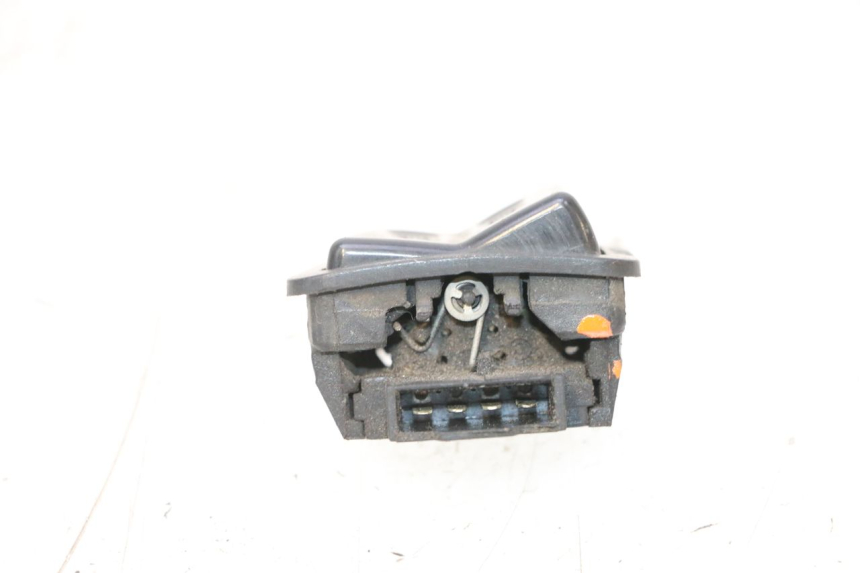 photo de HEADLIGHT HIGH BEAM SWITCH SYM ORBIT III 3 4T 50 (2018 - 2021) - Zoom on usage condition