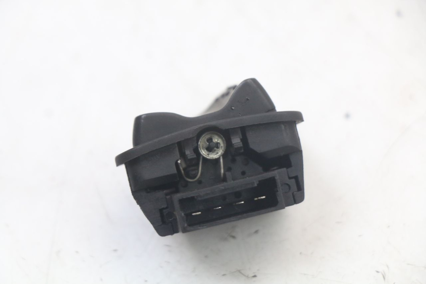 photo de HEADLIGHT SWITCH PIAGGIO LIBERTY IGET 4T 50 (2021 - 2025) - Zoom on usage condition