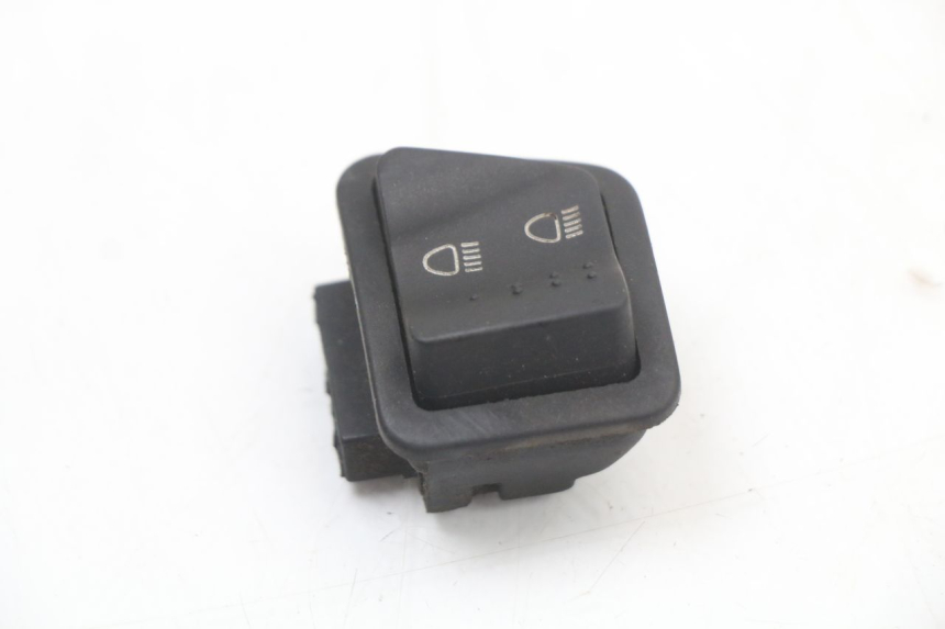 photo de HEADLIGHT HIGH BEAM SWITCH PIAGGIO ZIP 4T 50 (2018 - 2020) - Alternative perspective