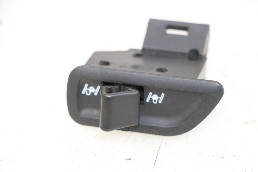 photo de ROLL LOCK SWITCH PIAGGIO MP3 500 (2014 - 2017) - Main view