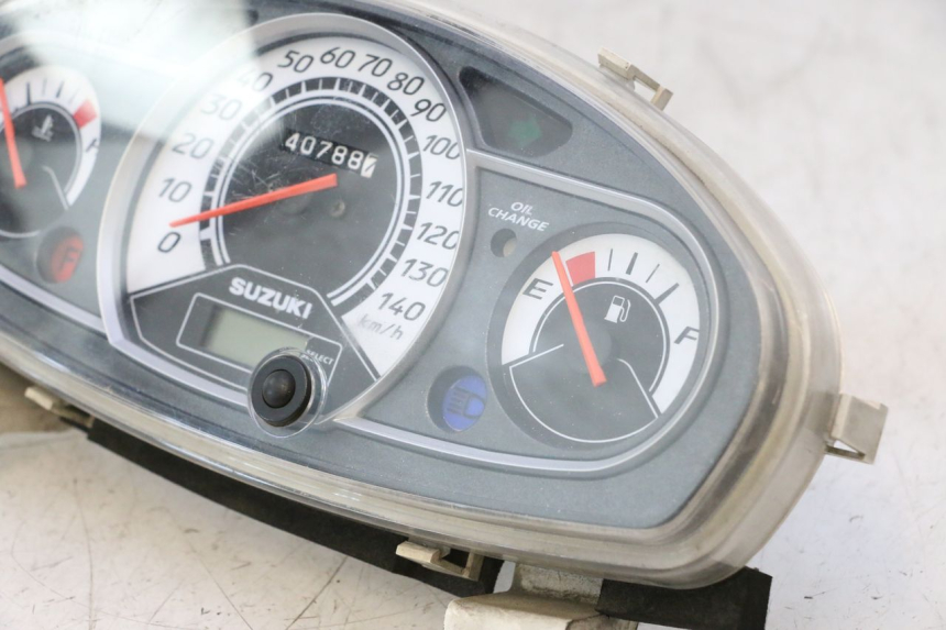 photo de SPEEDOMETER SUZUKI BURGMAN 125 (2007 - 2014) - Fixing points details