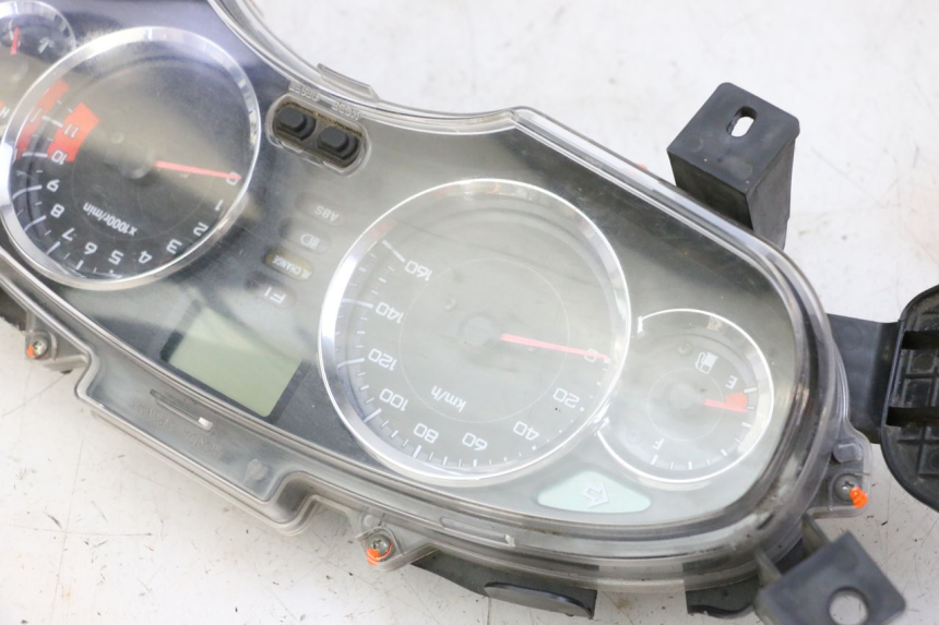 photo de SPEEDOMETER HONDA FES S-WING SWING ABS 125 (2007 - 2015) - Detailed visual inspection