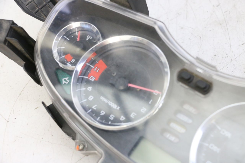 photo de SPEEDOMETER HONDA FES S-WING SWING ABS 125 (2007 - 2015) - Focus on structure