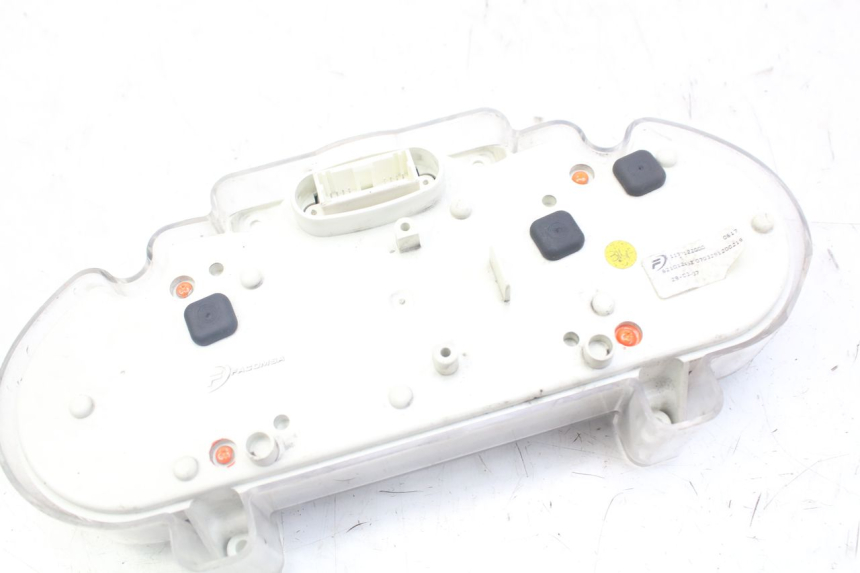 photo de SPEEDOMETER PEUGEOT GEOPOLIS RS 125 (2007 - 2009) - Fixing points details