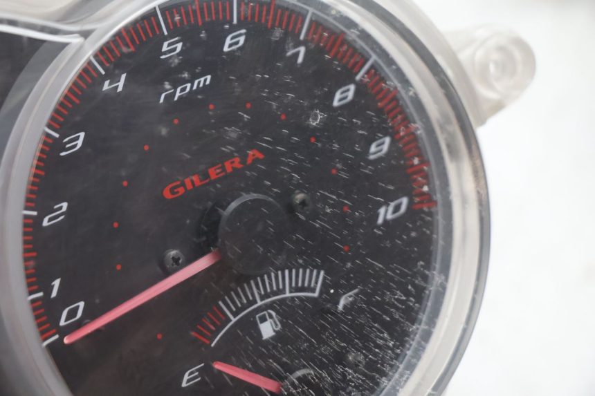photo de SPEEDOMETER GILERA GP 800 (2007 - 2013) - Fixing points details