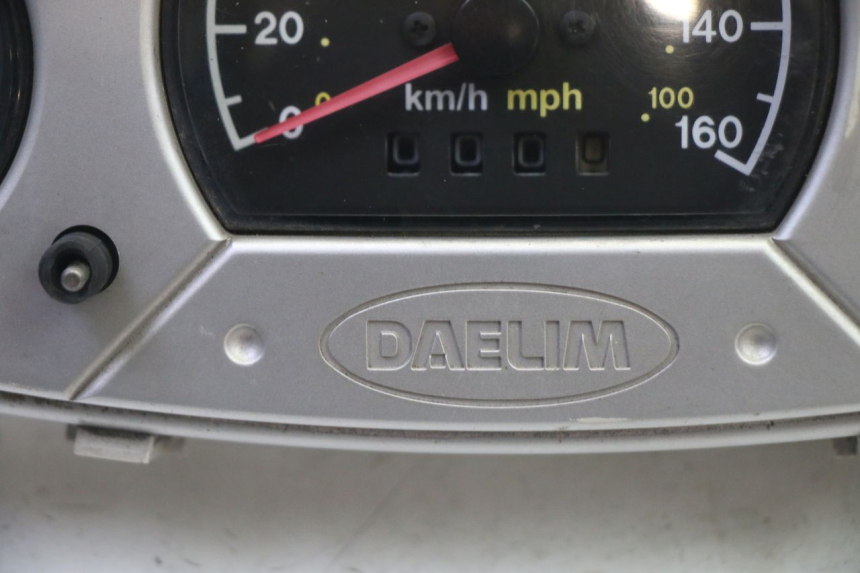 photo de SPEEDOMETER DAELIM HISTORY 125 (2001 - 2002) - Technical close-up