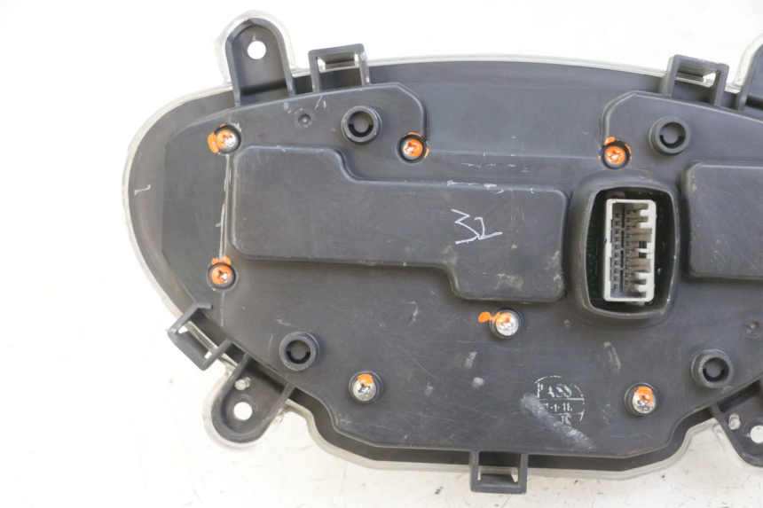 photo de SPEEDOMETER PIAGGIO IE MP3 YOURBAN 300 (2011 - 2016) - Fixing points details