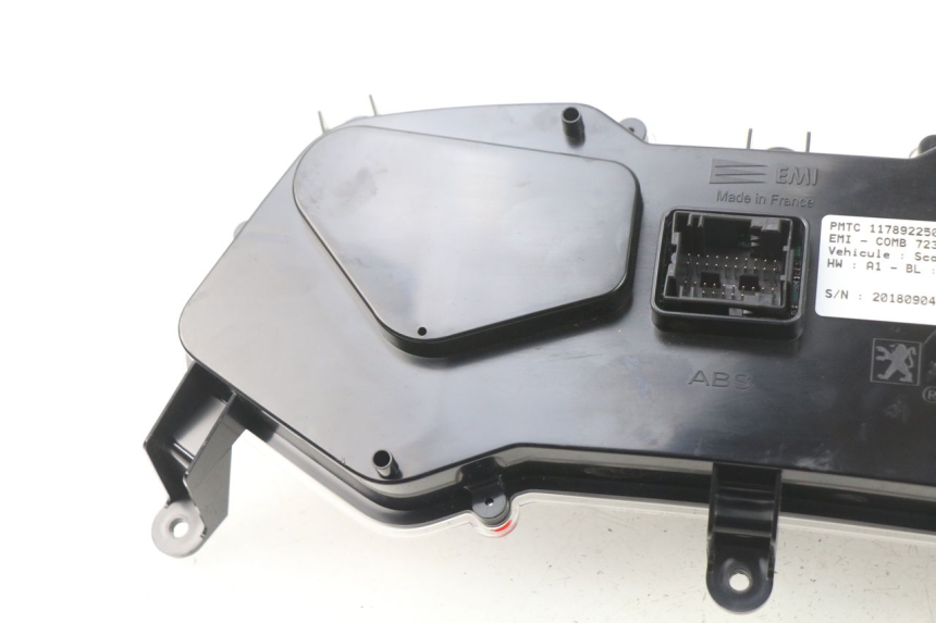 photo de SPEEDOMETER PEUGEOT METROPOLIS 400 (2017 - 2020) - Surface and material condition