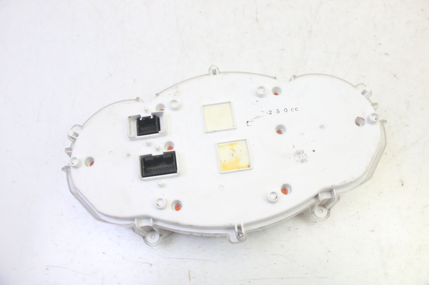 photo de SPEEDOMETER PIAGGIO MP3 RL 250 (2006 - 2010) - Surface and material condition