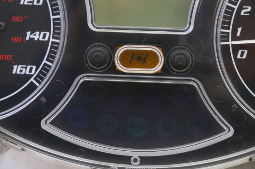 photo de SPEEDOMETER PIAGGIO MP3 125 (2006 - 2014) - Alternative perspective