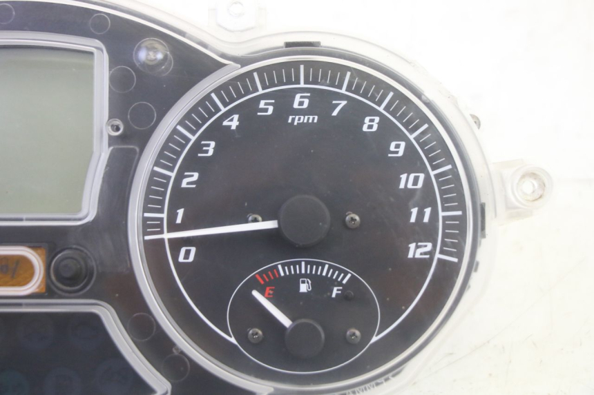 photo de SPEEDOMETER PIAGGIO MP3 RL 250 (2006 - 2010) - Fixing points details