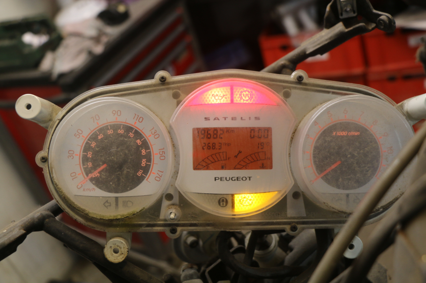 photo de SPEEDOMETER PEUGEOT SATELIS COMPRESSOR K15 125 (2006 - 2009) - Detailed visual inspection
