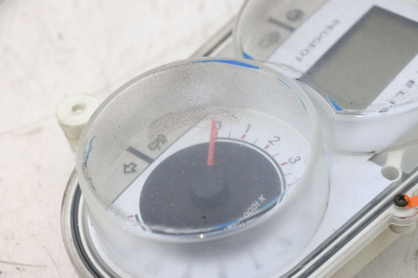 photo de SPEEDOMETER PEUGEOT SATELIS COMPRESSOR K15 125 (2006 - 2009) - Fixing points details