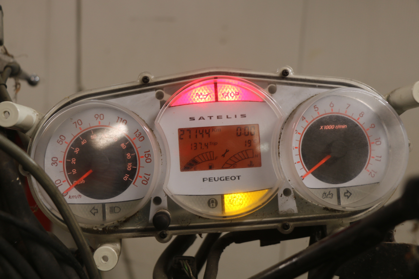 photo de SPEEDOMETER PEUGEOT SATELIS 125 (2006 - 2009) - Focus on structure