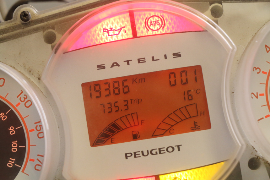 photo de SPEEDOMETER PEUGEOT SATELIS 125 (2010 - 2012) - High-resolution close-up