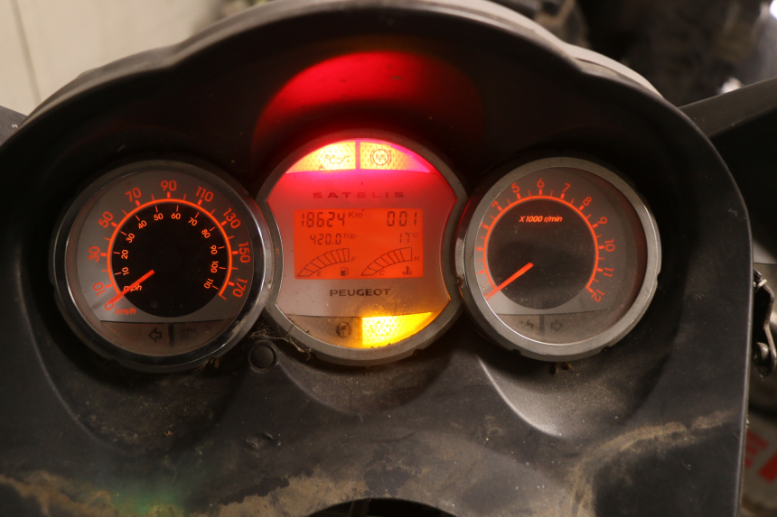 photo de SPEEDOMETER PEUGEOT SATELIS 125 (2010 - 2012) - Focus on structure