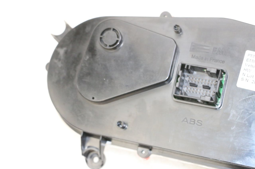 photo de SPEEDOMETER PEUGEOT SATELIS 125 (2013 - 2018) - Fixing points details